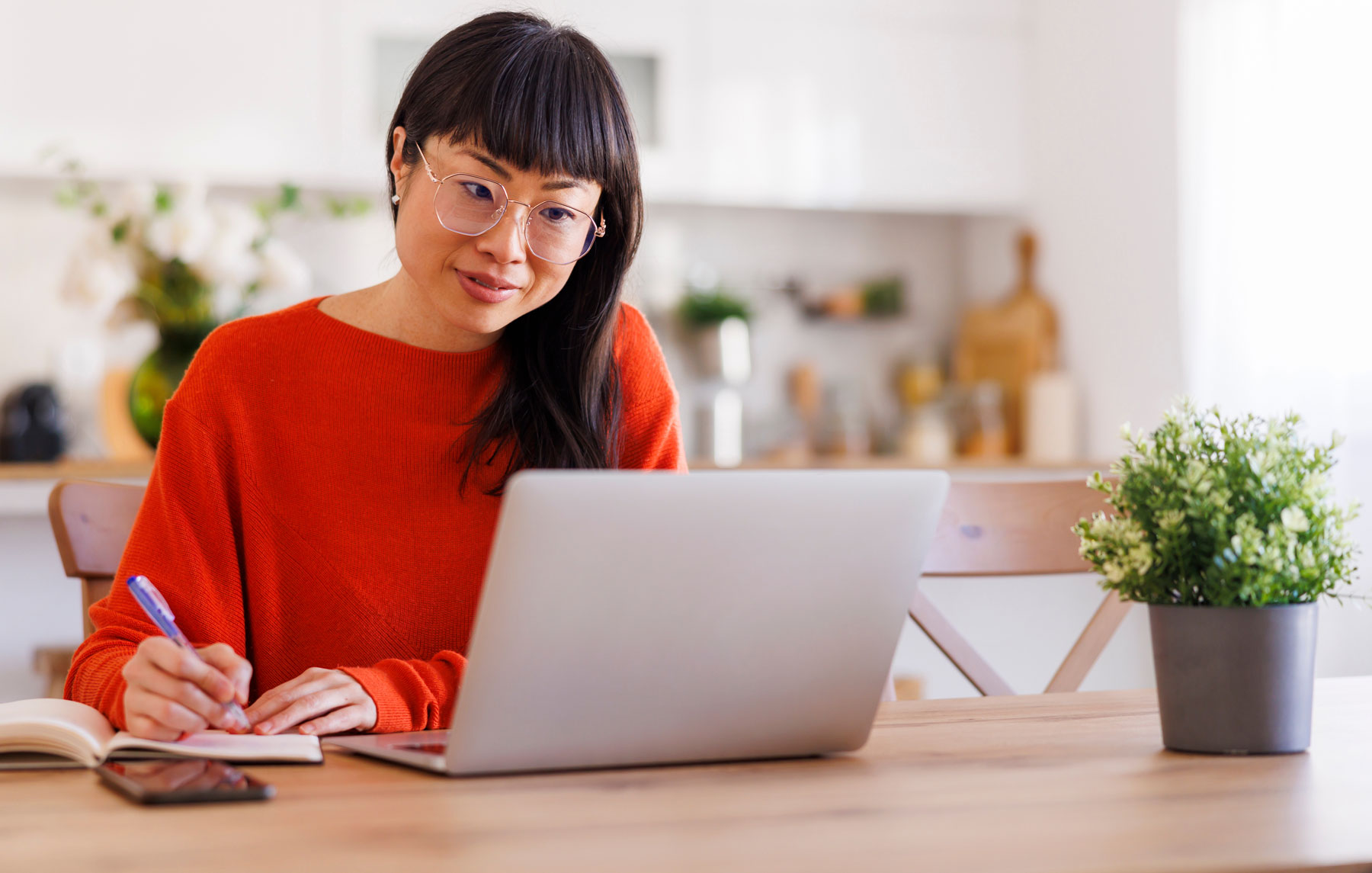 Mujer trabajando en Laptop
