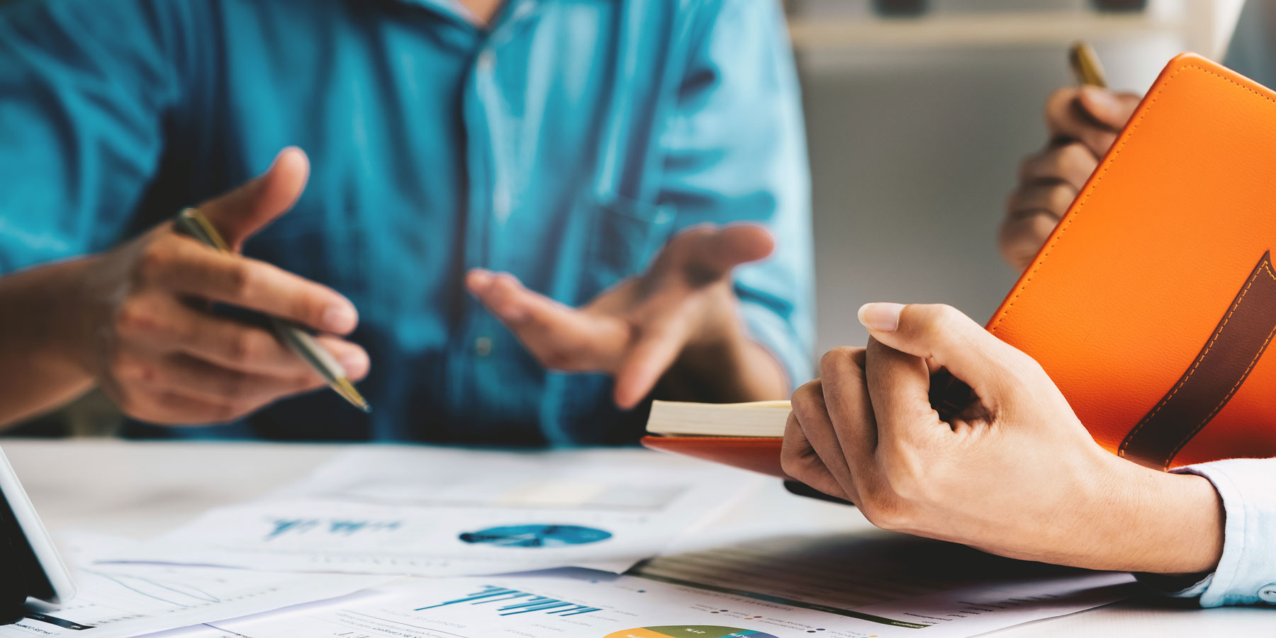 Gente mirando gráficos