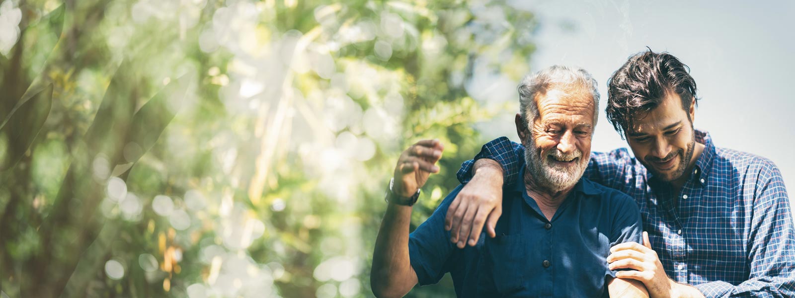 Dos personas caminando al aire libre en un entorno de parque