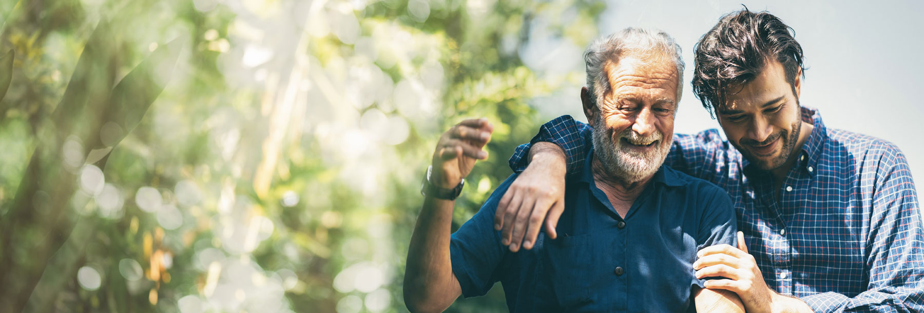 Dos hombres caminando al aire libre