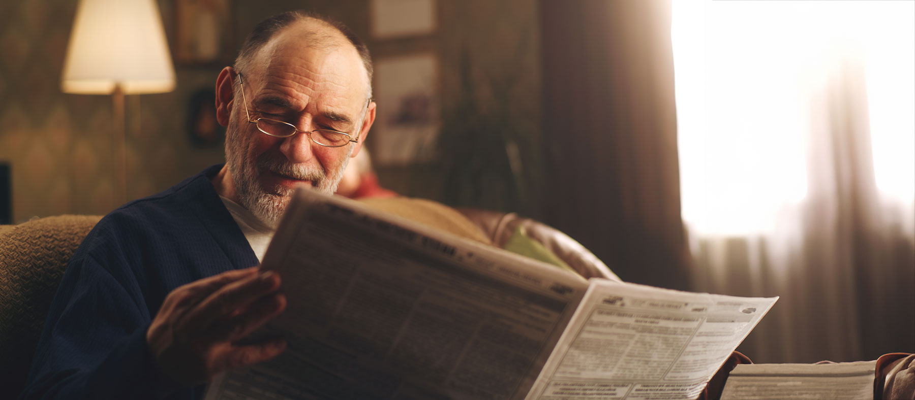Hombre leyendo el periódico