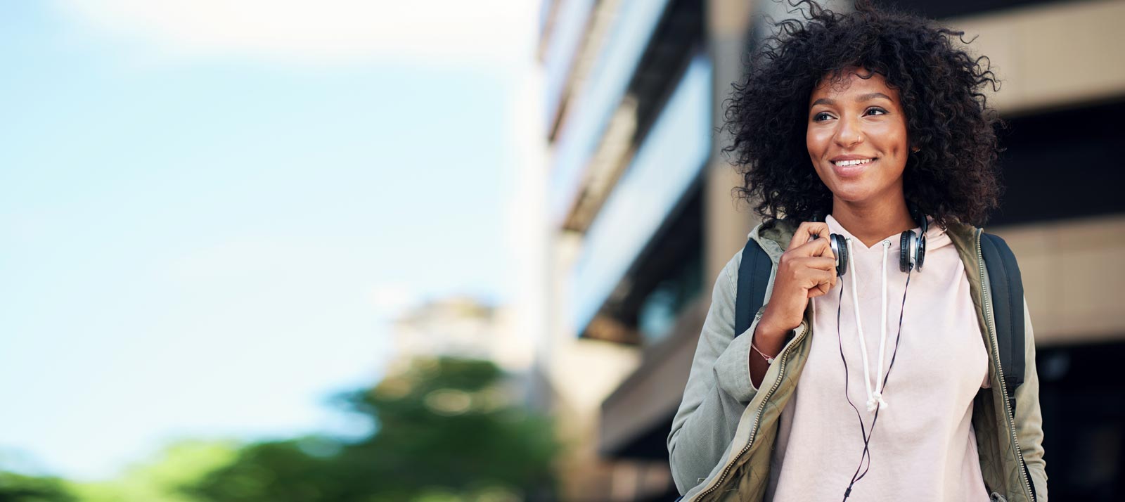 Mujer caminando por la ciudad