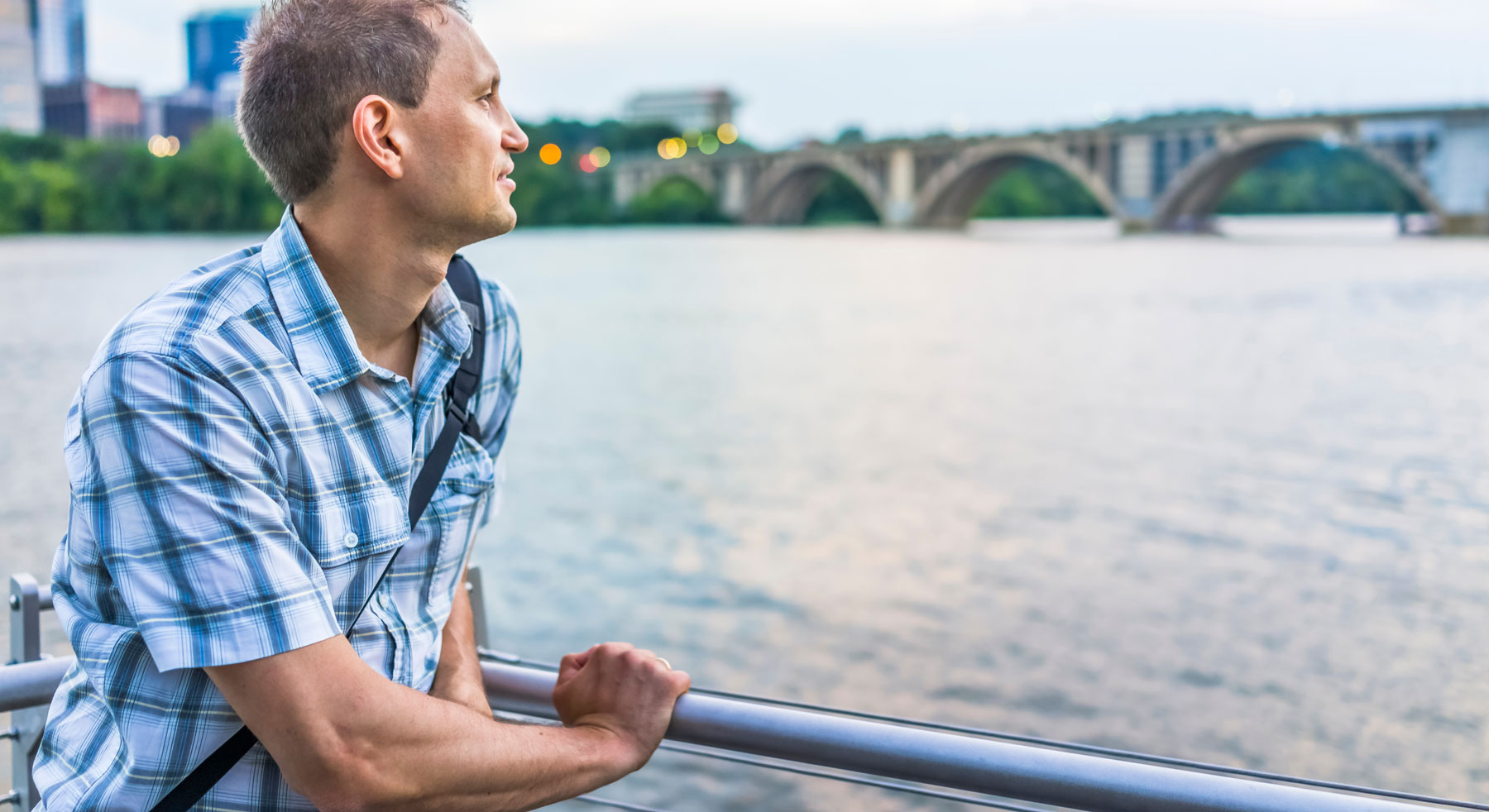 Hombre observando el agua.