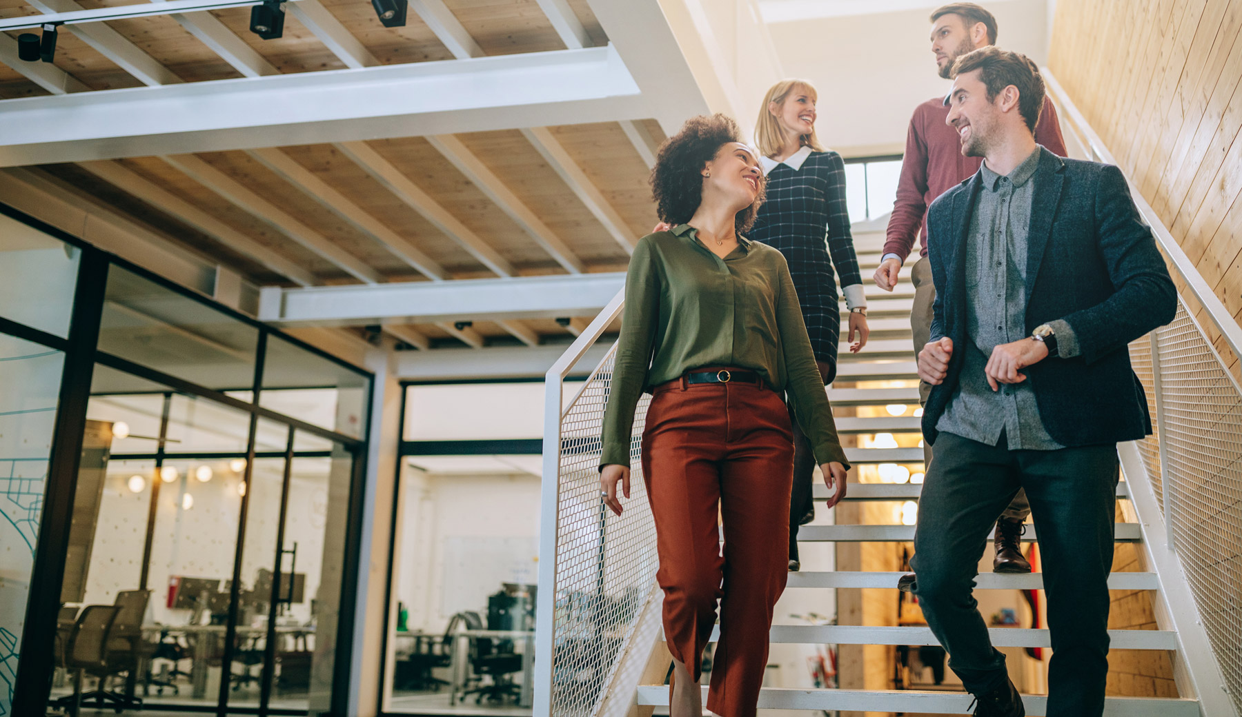 Gente bajando escaleras