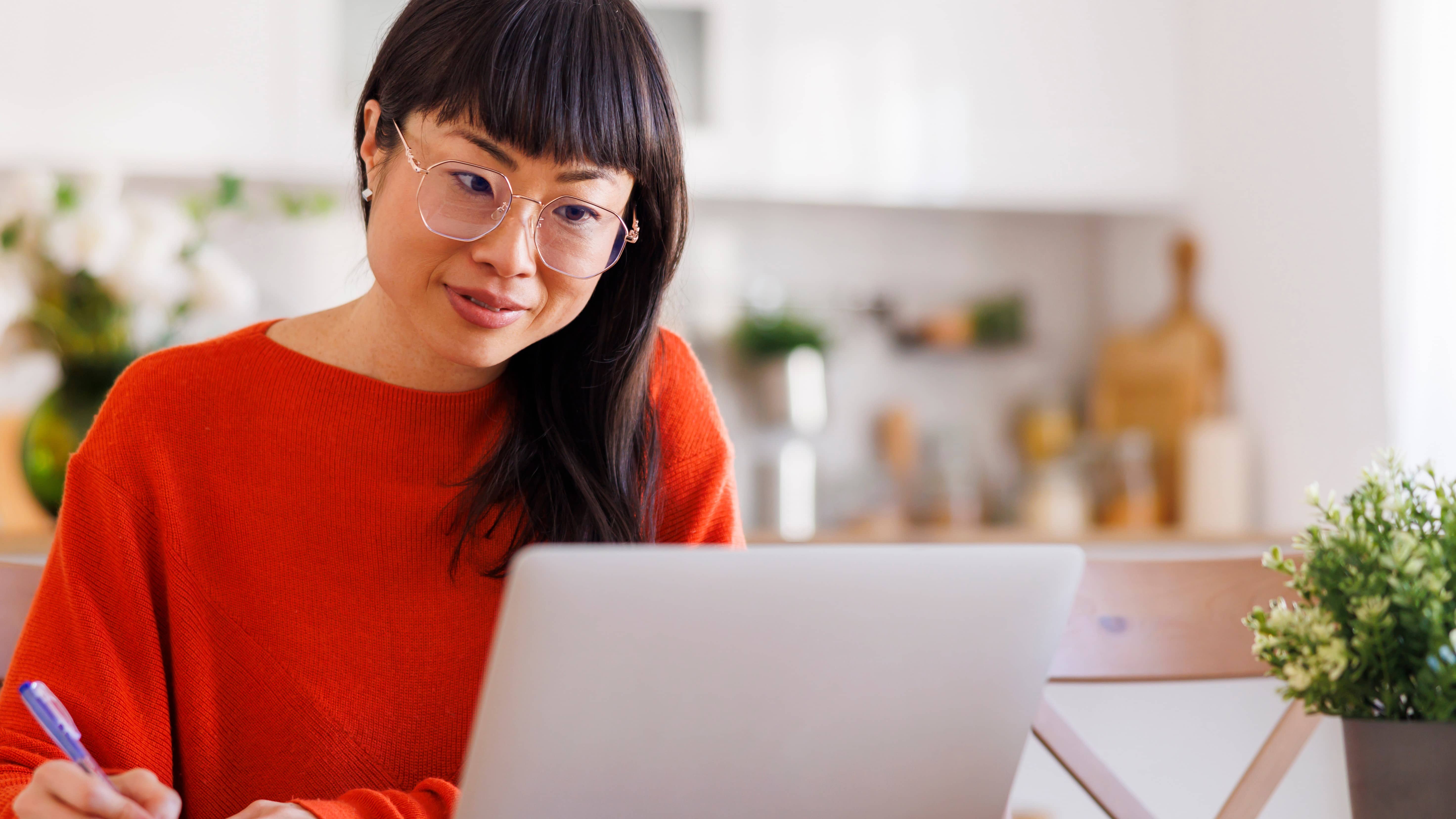 Oficina en casa tomando notas