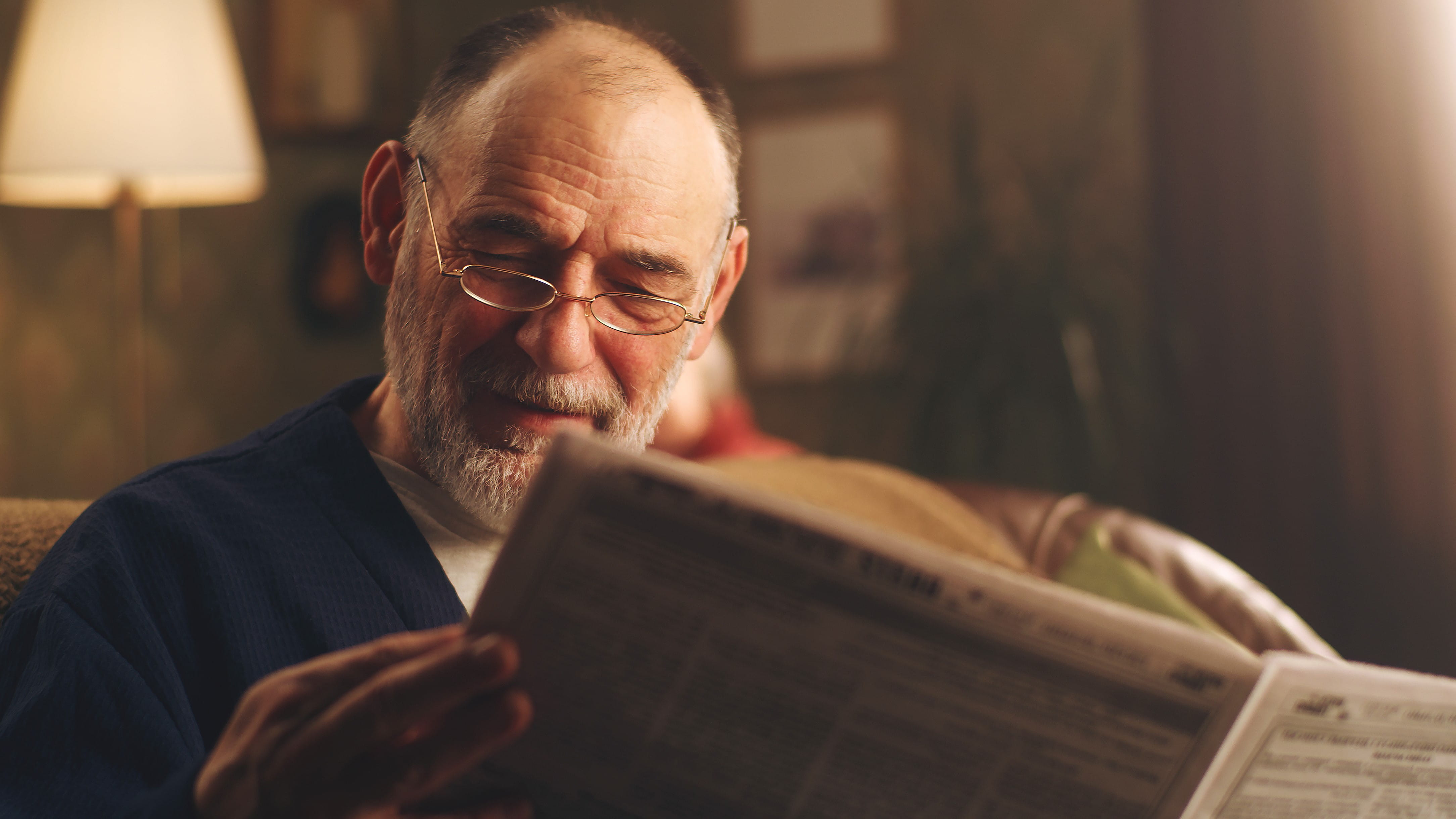 Hombre leyendo el periódico